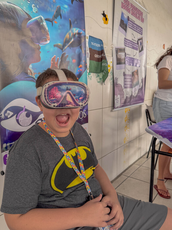 Criança participa alegremente de uma experiência marinha com óculos de realidade virtual